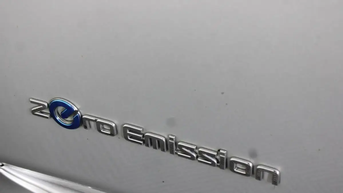 2018 Nissan LEAF - Images - 8