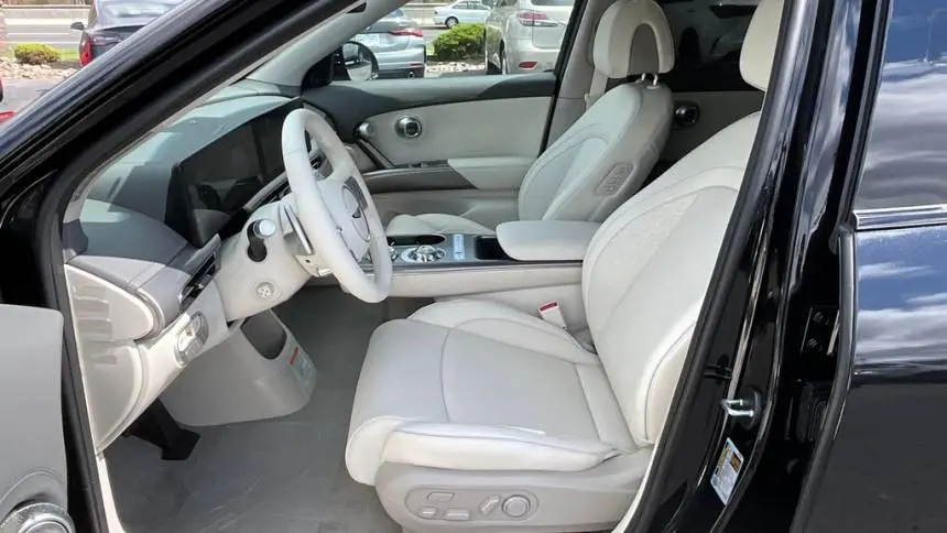 2025 Genesis GV60 KMUKCDSC2SU027417