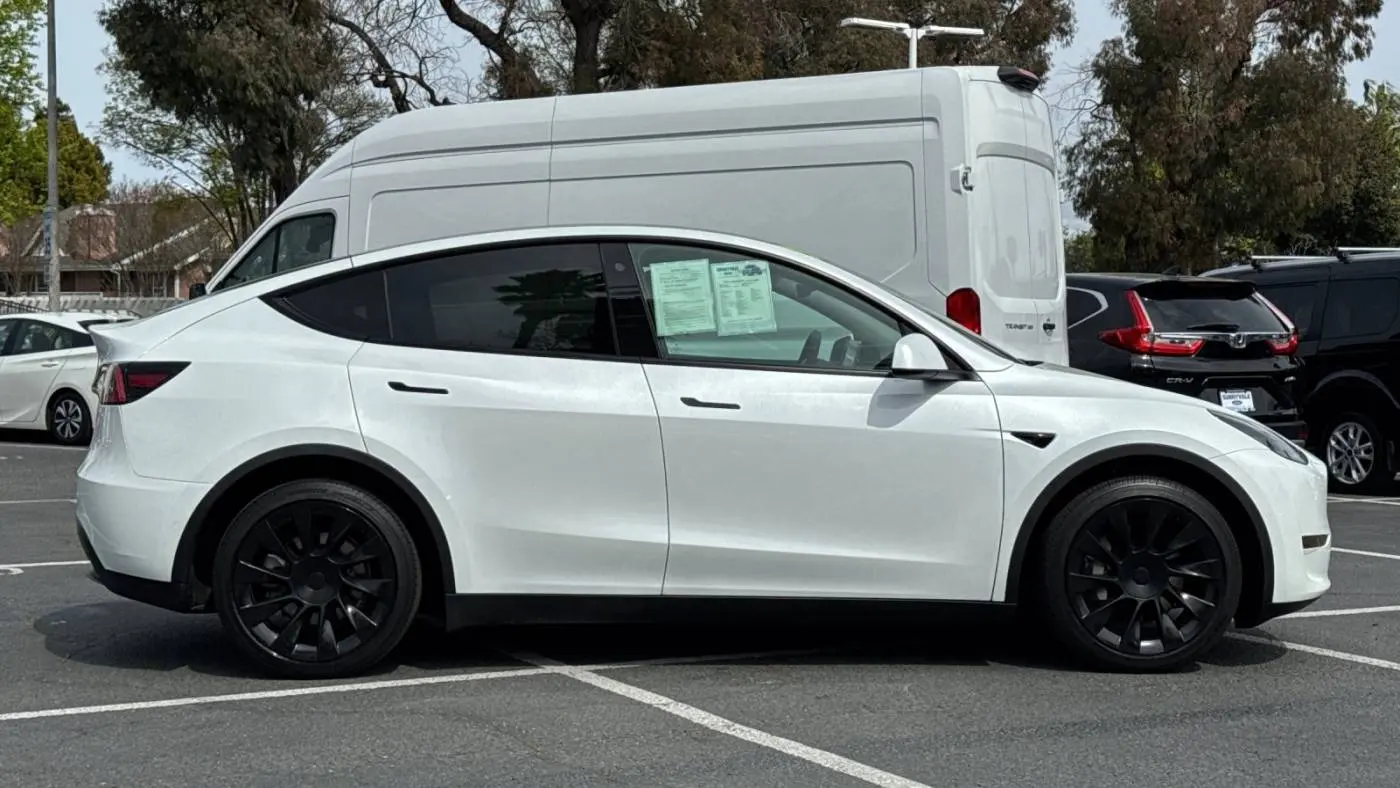 2021 Tesla Model Y 5YJYGDEE4MF084874