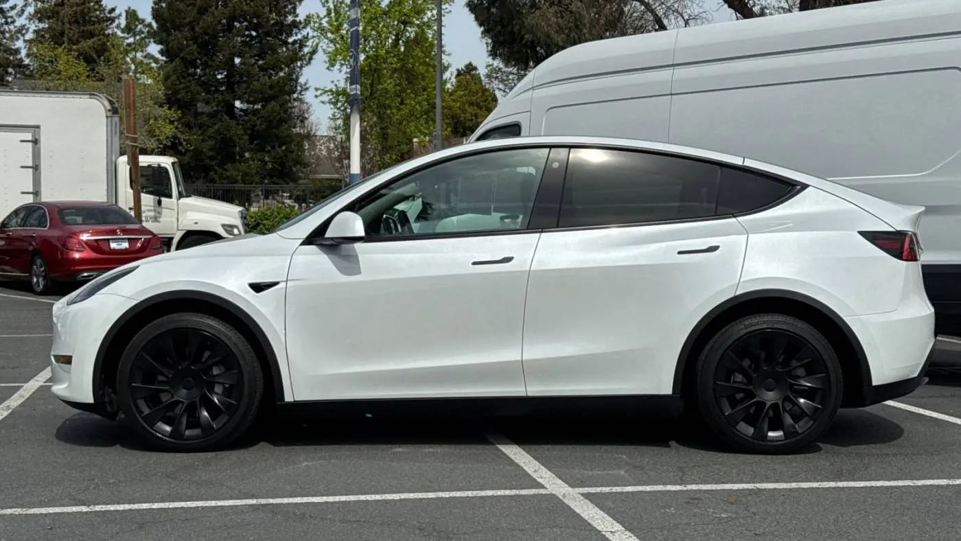 2021 Tesla Model Y 5YJYGDEE4MF084874