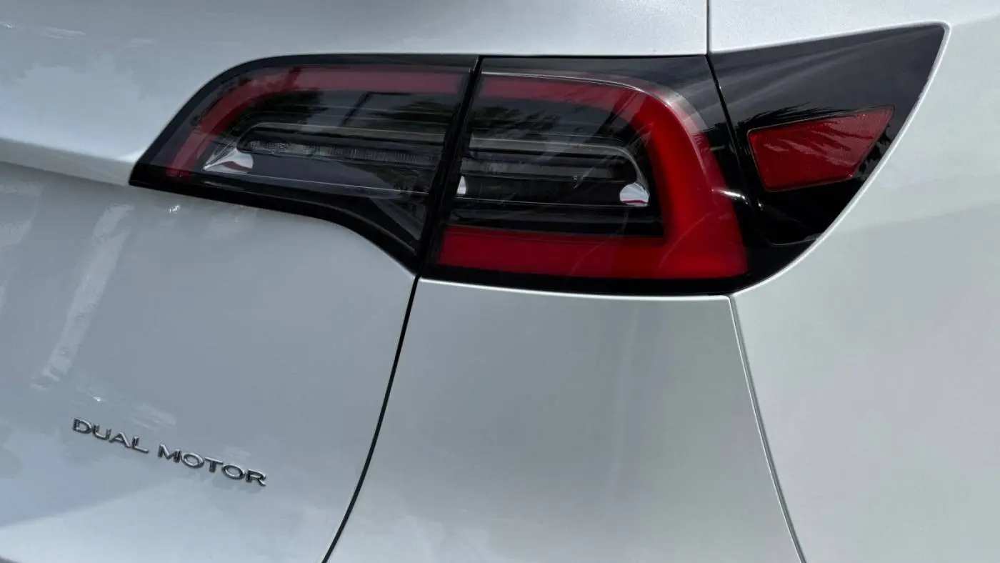 2021 Tesla Model Y 5YJYGDEE4MF084874