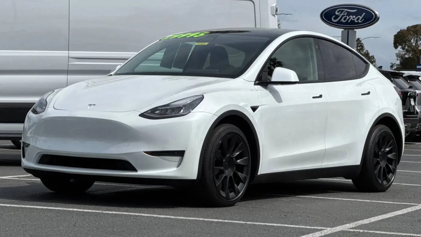 2021 Tesla Model Y 5YJYGDEE4MF084874