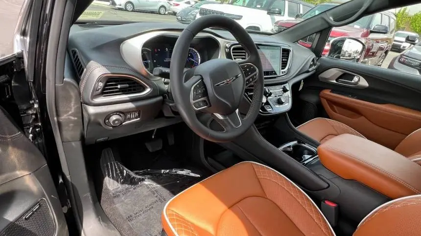 2025 Chrysler Pacifica 2C4RC1N75SR550104