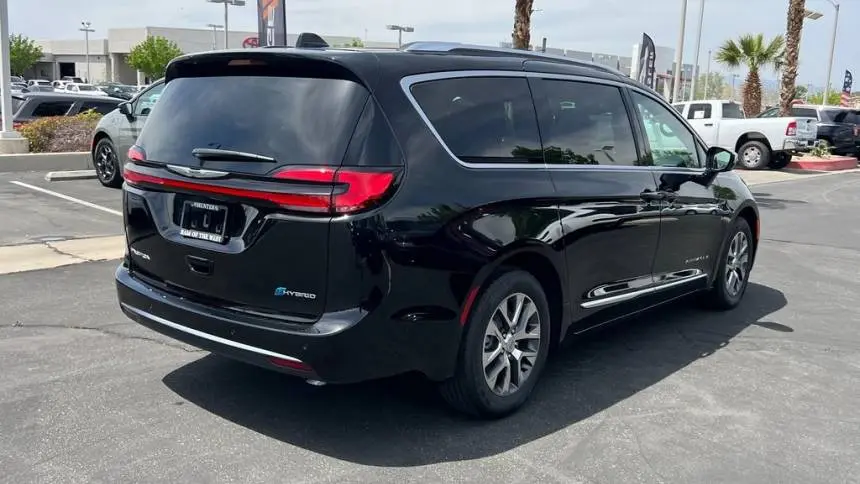 2025 Chrysler Pacifica 2C4RC1N75SR550104