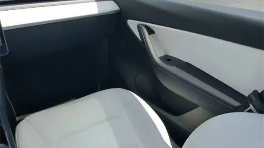 2021 Tesla Model Y 5YJYGDEE6MF070295