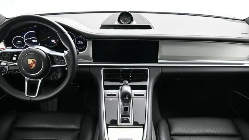 2018 Porsche Panamera - Images - 9