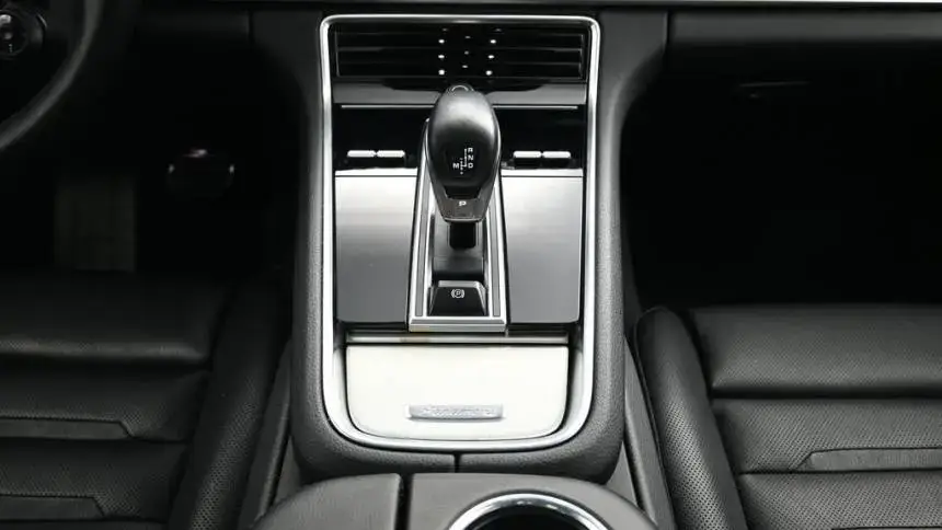 2018 Porsche Panamera - Images - 10