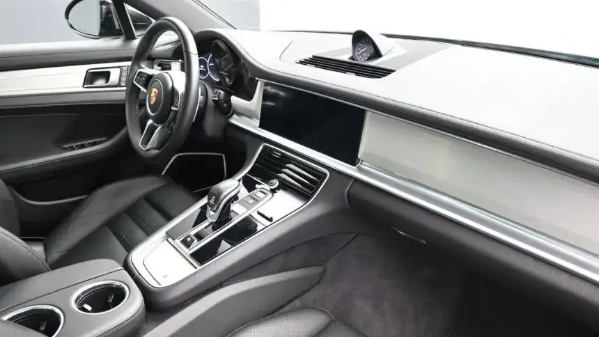 2018 Porsche Panamera - Images - 14