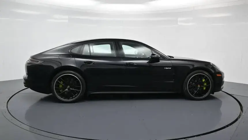 2018 Porsche Panamera - Images - 24