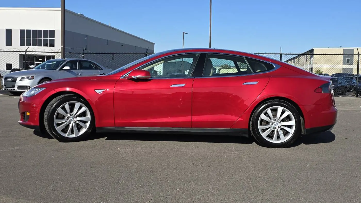 2016 Tesla Model S 5YJSA1E19GF123451