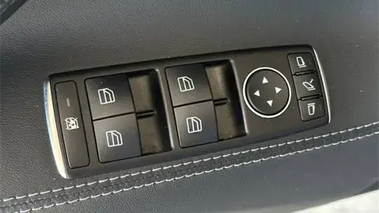 2015 Tesla Model S - Images - 11
