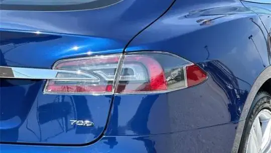 2015 Tesla Model S - Images - 30