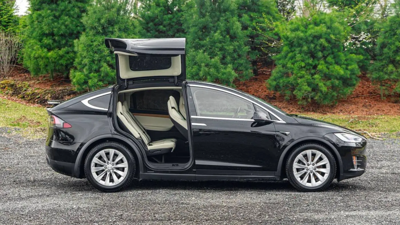 2018 Tesla Model X 5YJXCDE29JF118011