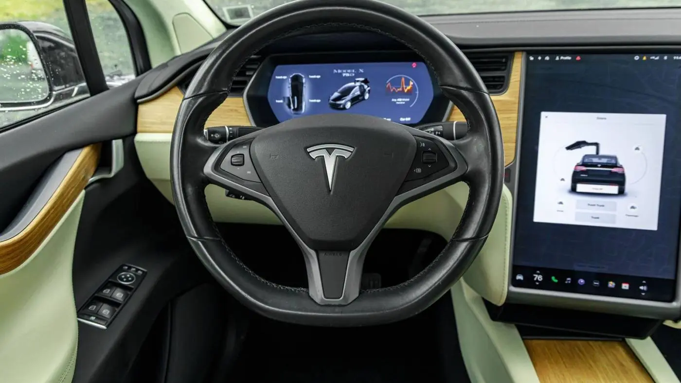 2018 Tesla Model X 5YJXCDE29JF118011