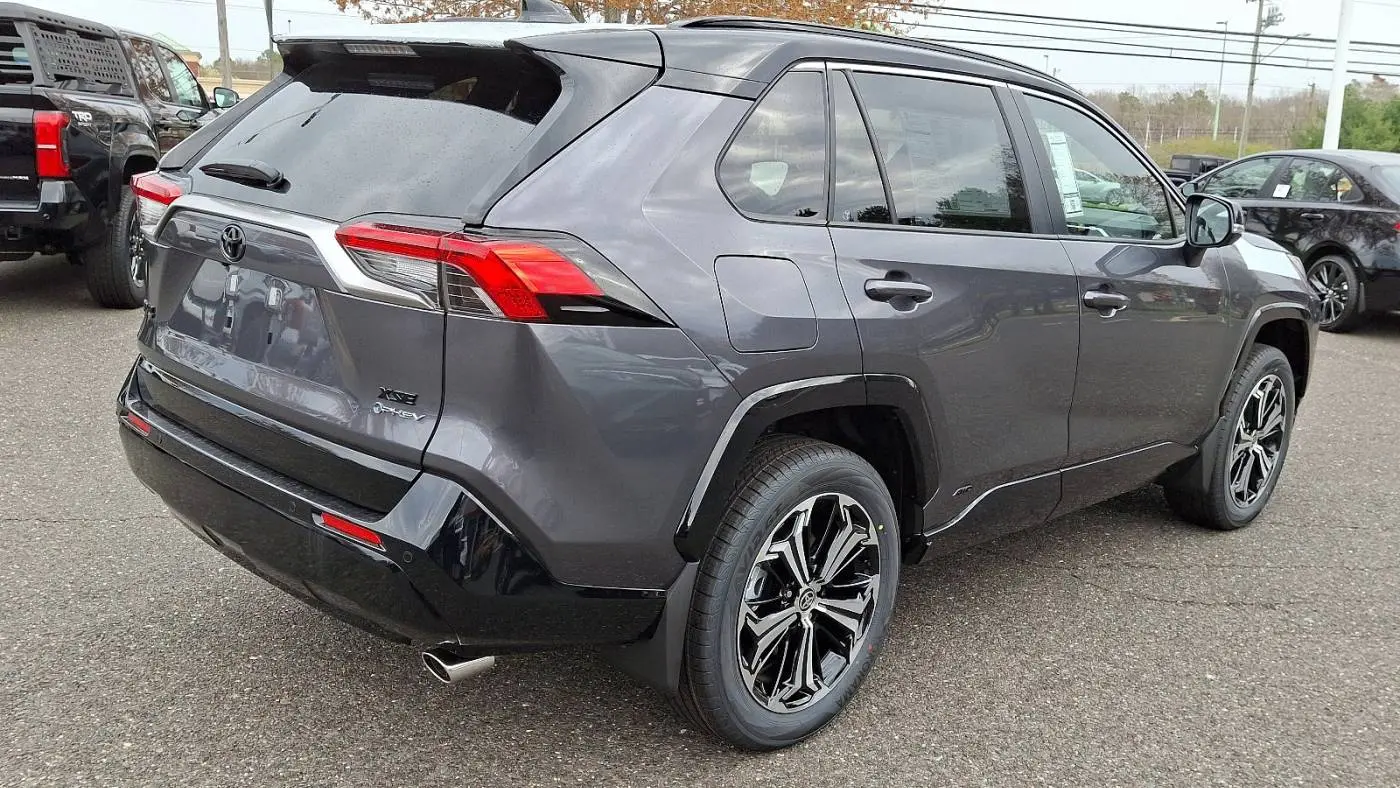2025 Toyota RAV4 Plug-In Hybrid JTMFB3FV8SD250512