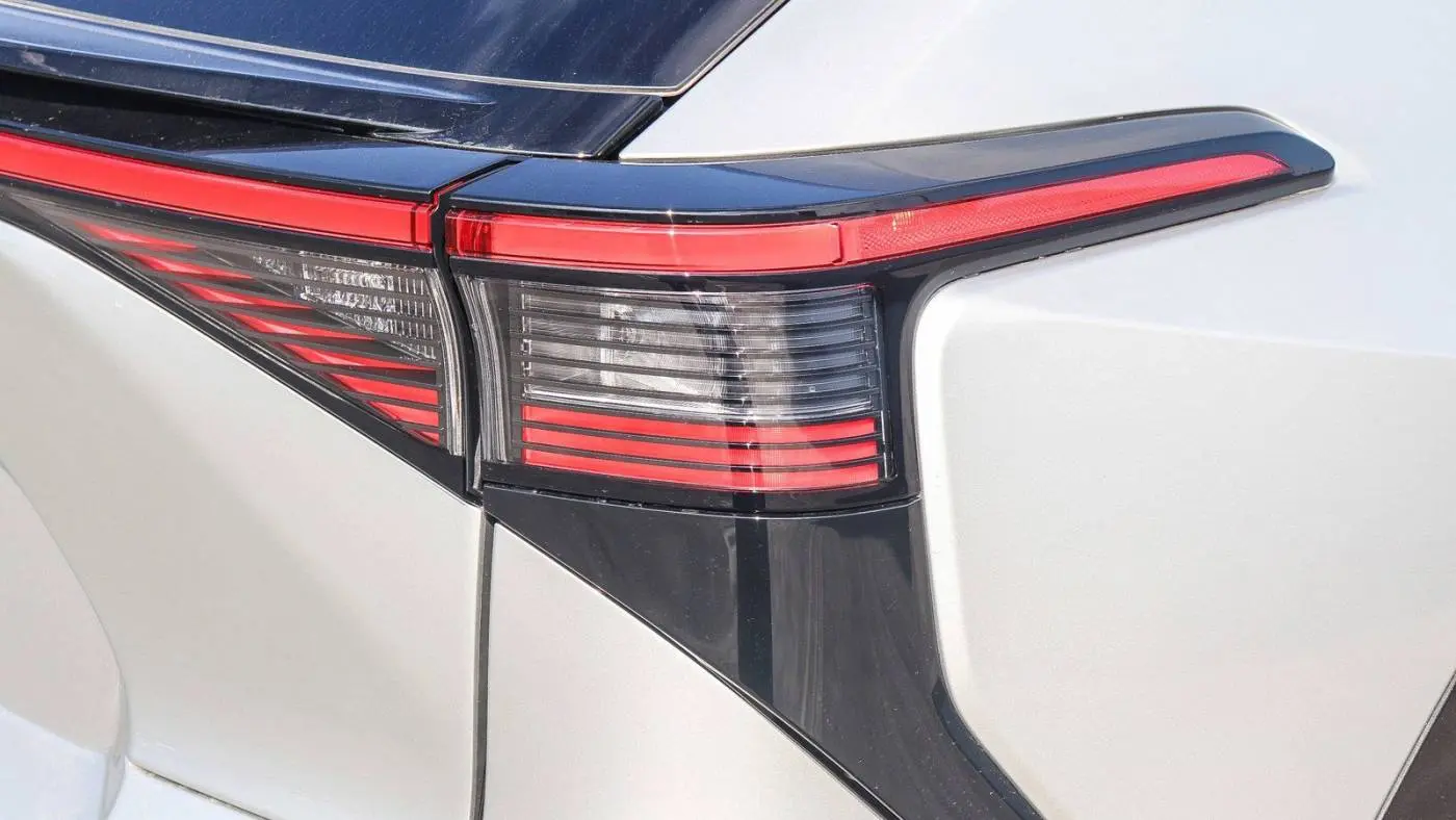 2025 Toyota bZ4X JTMAAAAAXSA067197