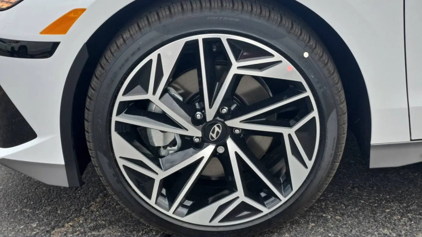 2025 Hyundai IONIQ 6 KMHM34AA5SA095753