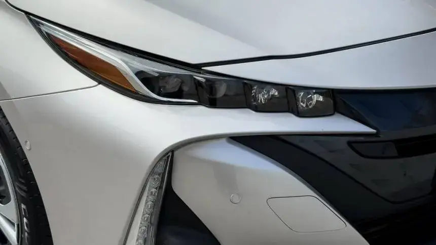 2017 Toyota Prius Prime - Images - 10