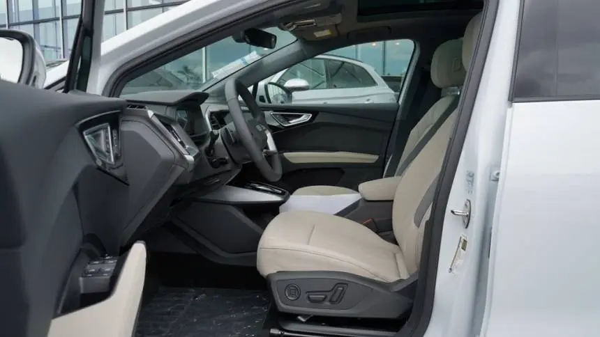 2025 Audi Q4 e-tron WA1MUBFZ4SP042358