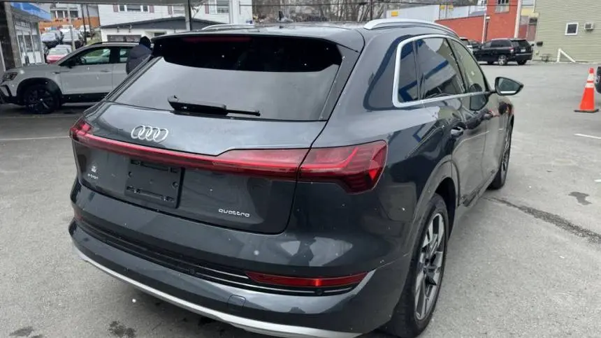 2022 Audi e-tron WA1LAAGE6NB006439