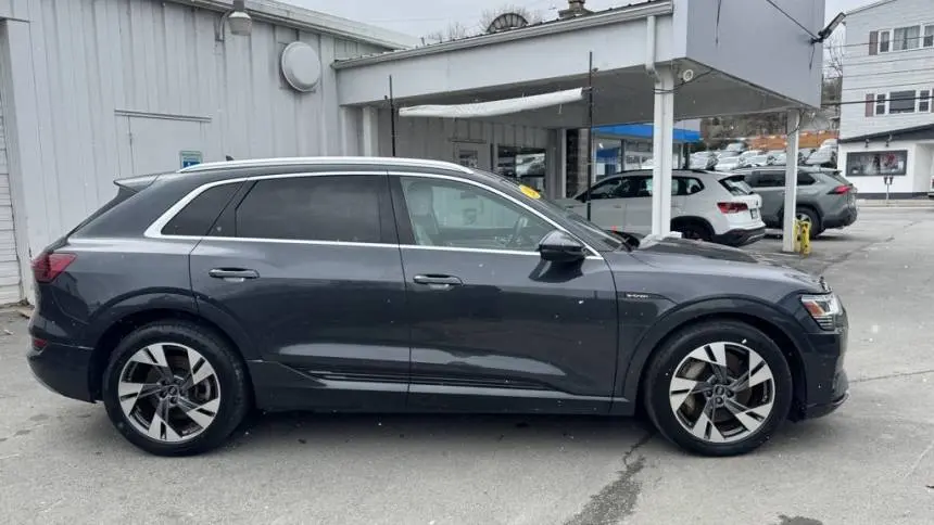 2022 Audi e-tron WA1LAAGE6NB006439