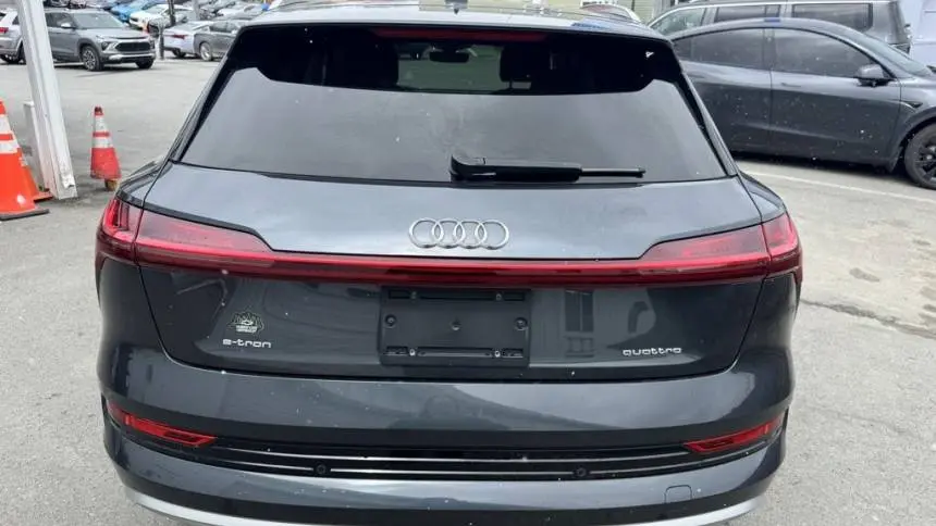 2022 Audi e-tron WA1LAAGE6NB006439