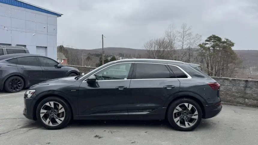 2022 Audi e-tron WA1LAAGE6NB006439