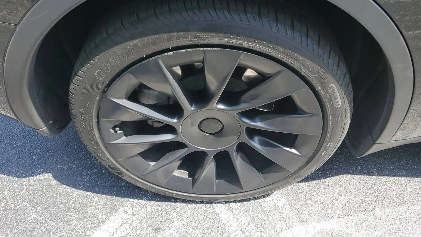 2024 Tesla Model Y 7SAYGDED5RF055501