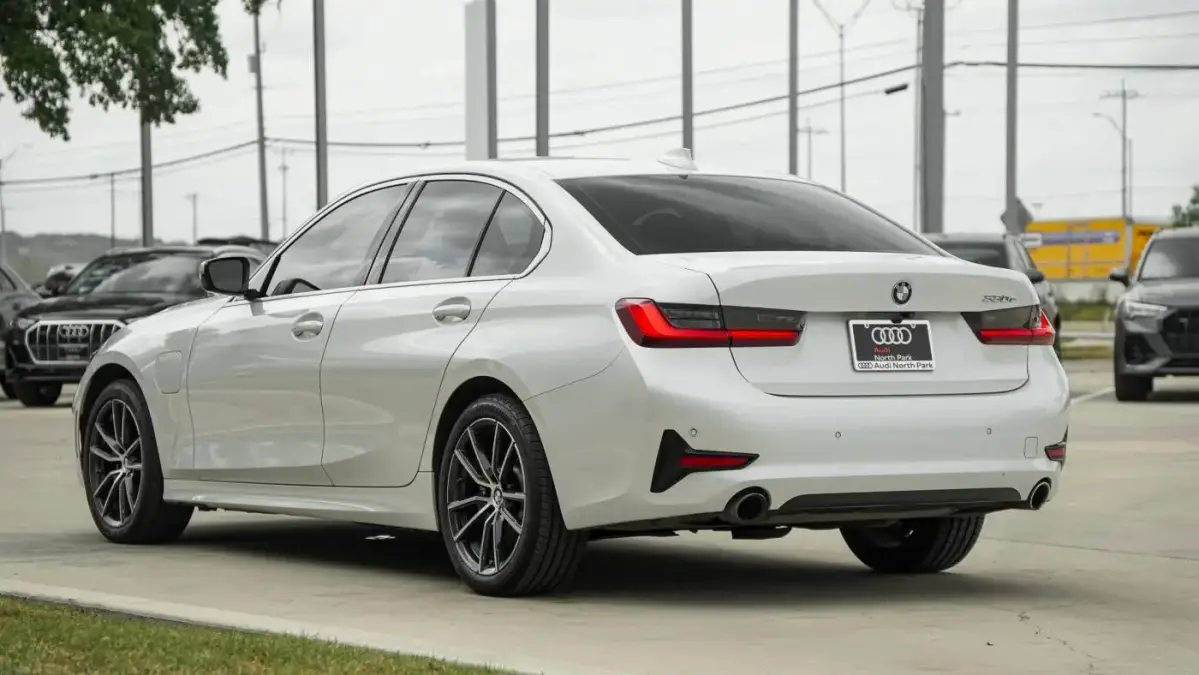 2021 BMW 3 Series - Images - 7