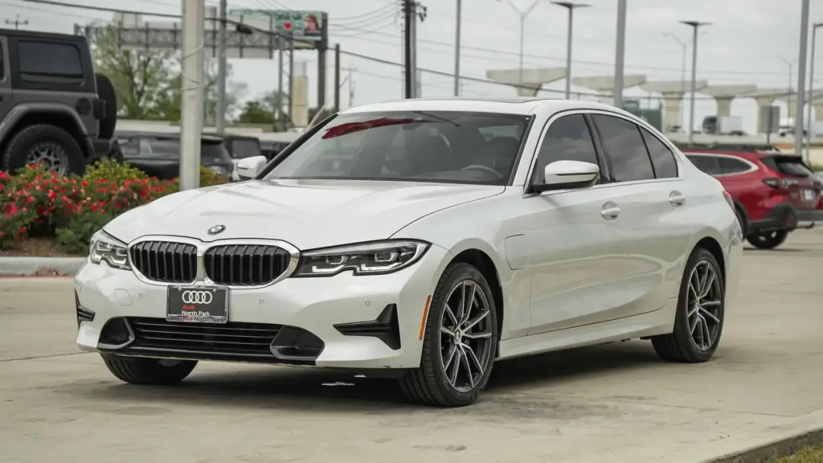 2021 BMW 3 Series - Images - 8