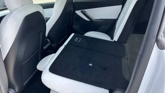2022 Tesla Model Y 7SAYGDEE6NF439645