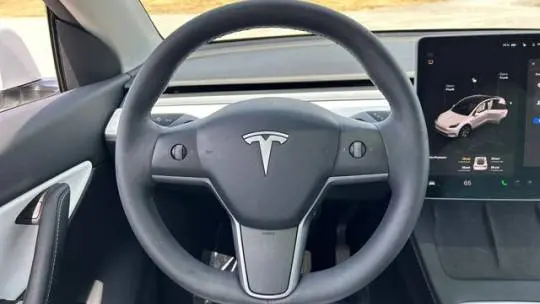 2022 Tesla Model Y 7SAYGDEE6NF439645
