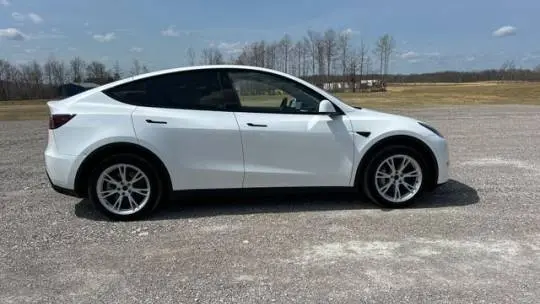 2022 Tesla Model Y 7SAYGDEE6NF439645