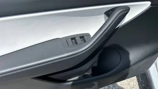 2022 Tesla Model Y 7SAYGDEE6NF439645