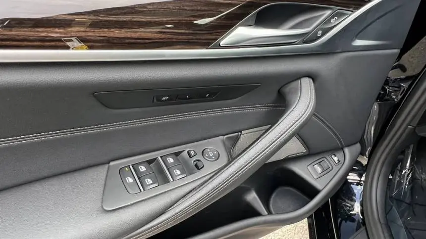 2023 BMW 5 Series WBA13AG02PCL75207