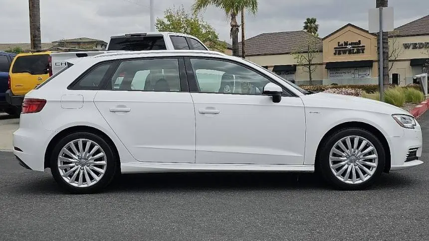 2017 Audi A3 Sportback e-tron WAUUPBFFXHA075795