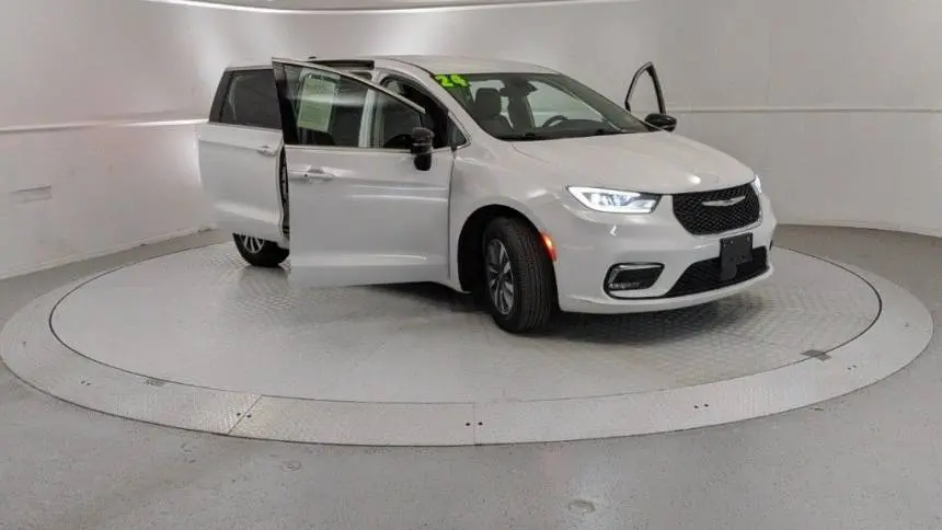 2024 Chrysler Pacifica 2C4RC1S77RR121657