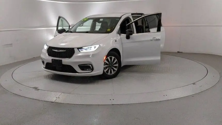 2024 Chrysler Pacifica 2C4RC1S77RR121657