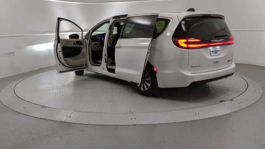2024 Chrysler Pacifica 2C4RC1S77RR121657
