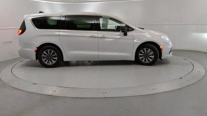 2024 Chrysler Pacifica 2C4RC1S77RR121657
