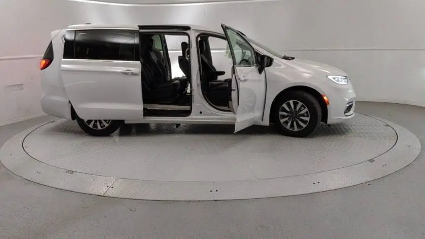 2024 Chrysler Pacifica 2C4RC1S77RR121657