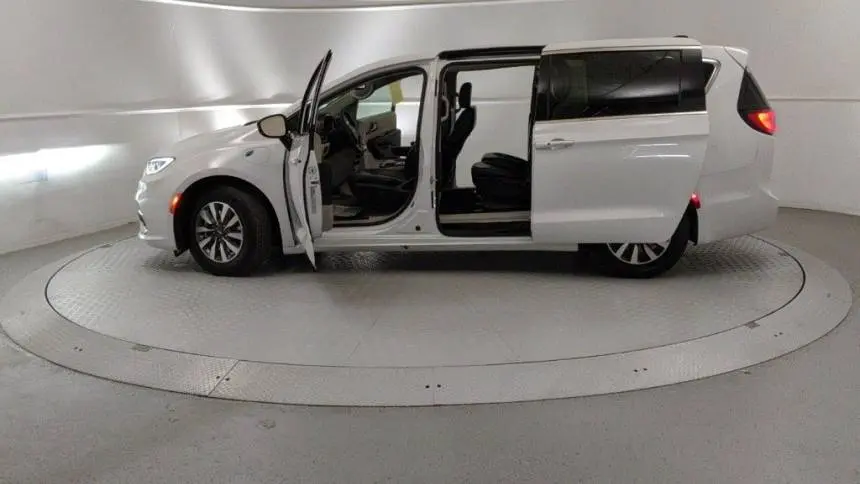 2024 Chrysler Pacifica 2C4RC1S77RR121657