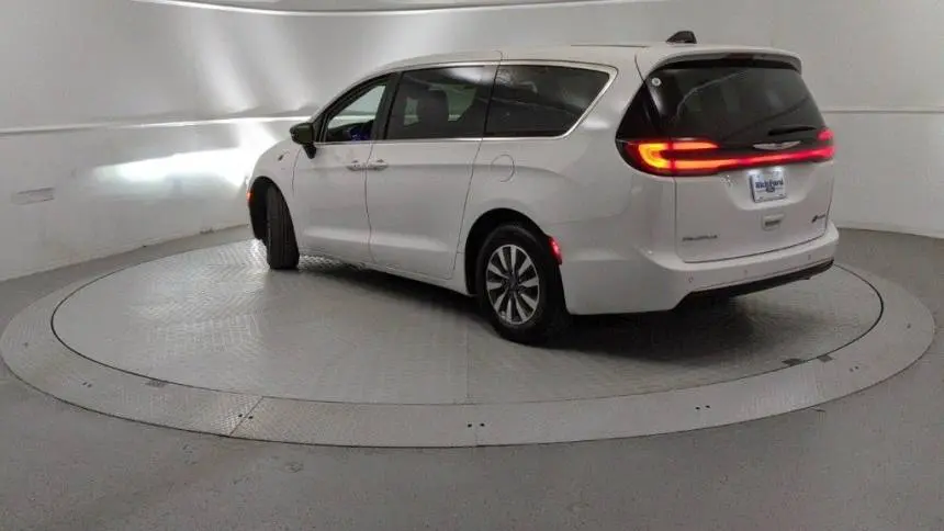 2024 Chrysler Pacifica 2C4RC1S77RR121657