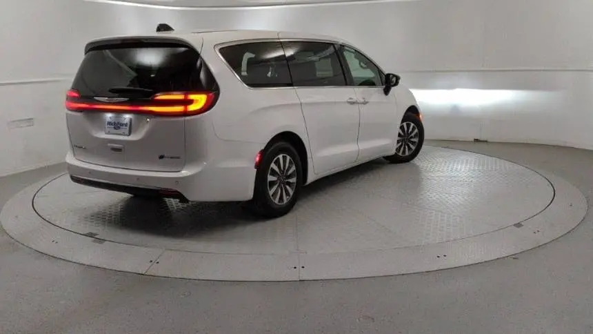2024 Chrysler Pacifica 2C4RC1S77RR121657