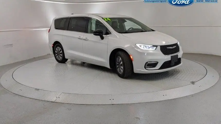2024 Chrysler Pacifica 2C4RC1S77RR121657