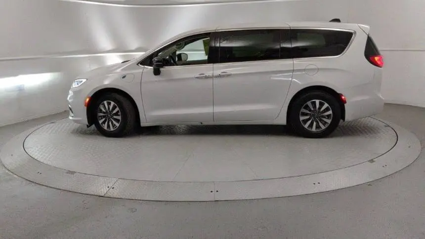 2024 Chrysler Pacifica 2C4RC1S77RR121657