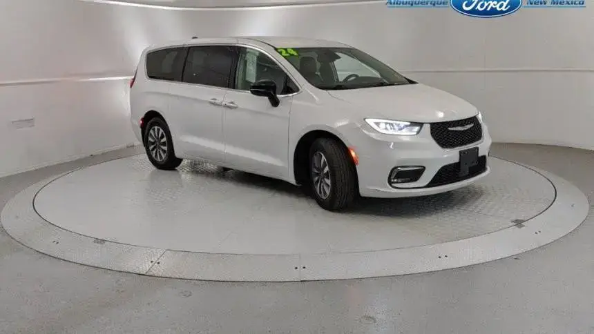 2024 Chrysler Pacifica 2C4RC1S77RR121657