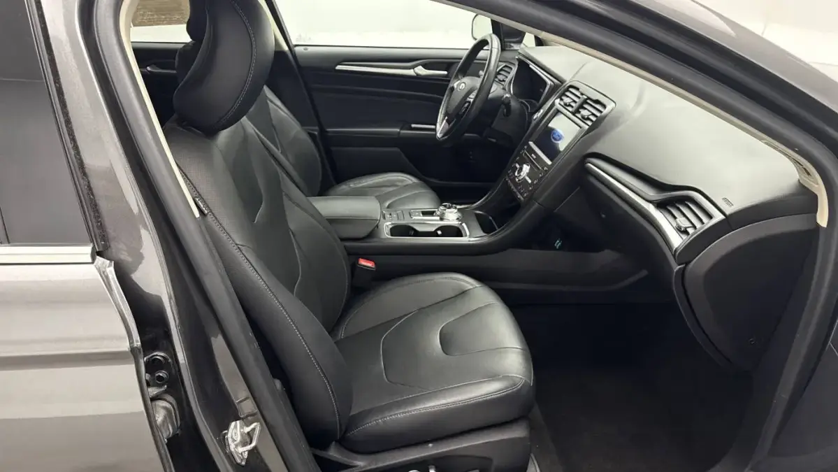 2019 Ford Fusion Energi - Images - 14