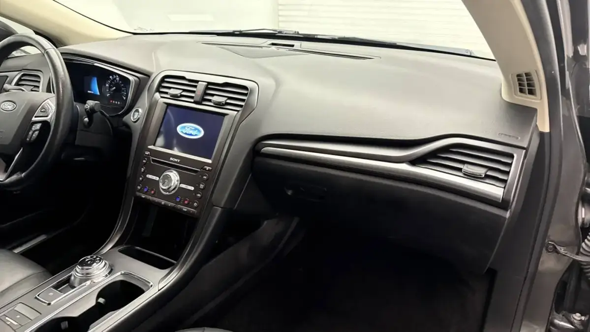 2019 Ford Fusion Energi - Images - 16