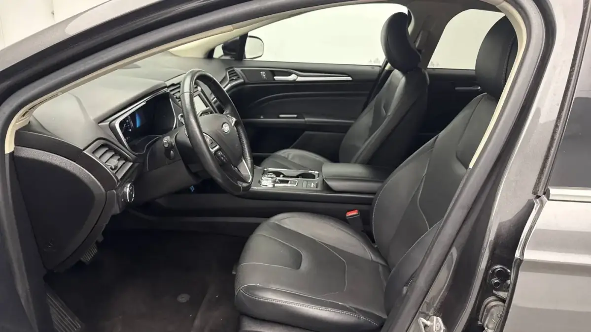 2019 Ford Fusion Energi - Images - 30